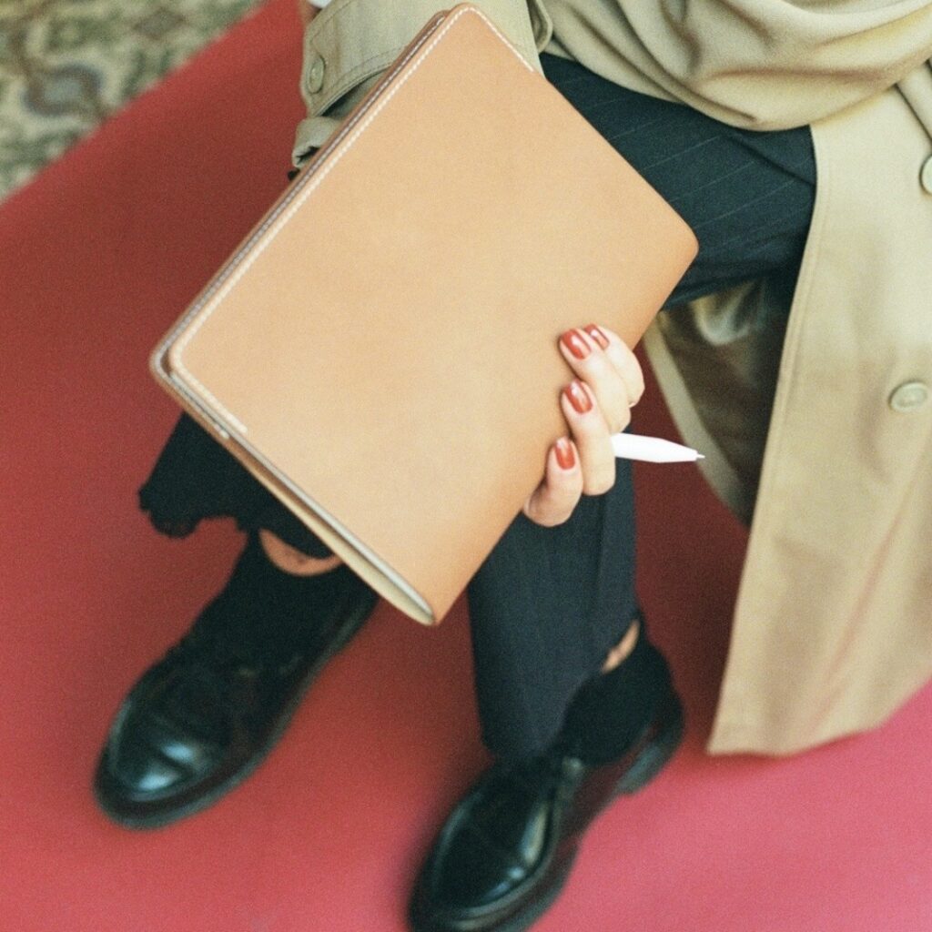 Laperruque protège cahier cuir