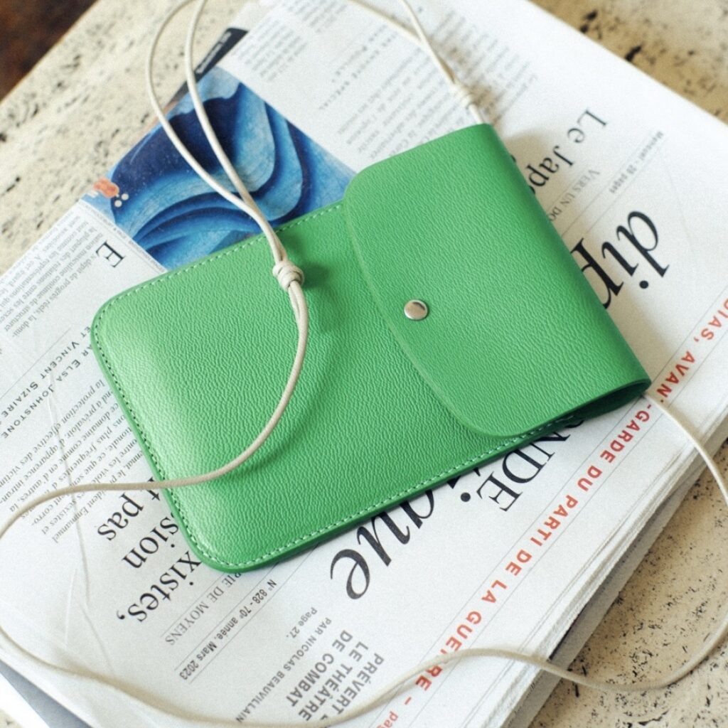 Laperruque pochette cuir