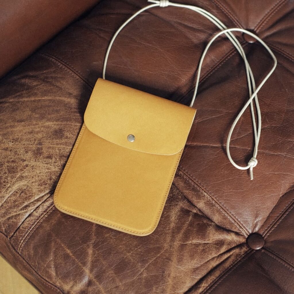 Laperruque pochette en cuir